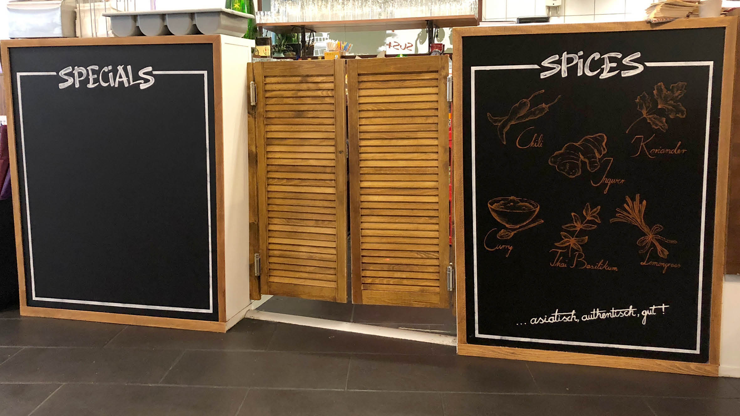 Sina-Cyliax_Wandbemalung_Asia_Lounge-Schweinfurt_Slider-03